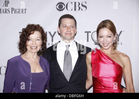 Gretchen Cryer, Jon Cryer und Lisa Joyner der 65. Annual Tony Awards, statt im Beacon Theatre - Ankunft New York City, USA - 12.06.11 Stockfoto