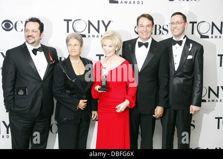 Gewinner des Best Revival ein spielen Daryl Roth (3. R) und Produzenten der 65. Annual Tony Awards, statt im Beacon Theatre - Presse Raum New York City, USA - 12.06.11 Stockfoto