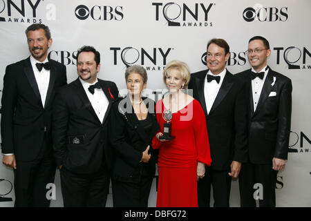 Gewinner des Best Revival ein spielen Daryl Roth (3. R) und Produzenten der 65. Annual Tony Awards, statt im Beacon Theatre - Presse Raum New York City, USA - 12.06.11 Stockfoto