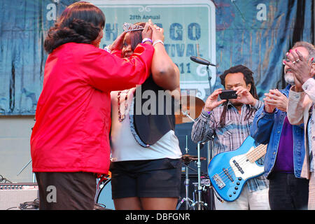 Shemekia Copeland ist von Cookie Taylor geehrt, wie die neue "Königin des Blues" bei der Chicago Blues Festival 2011 Chicago, Illinois - 12.06.11 führt Stockfoto