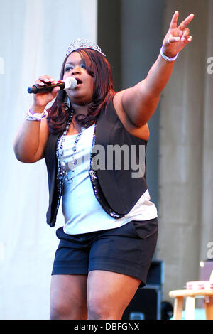 Shemekia Copeland ist von Cookie Taylor geehrt, wie die neue "Königin des Blues" bei der Chicago Blues Festival 2011 Chicago, Illinois - 12.06.11 führt Stockfoto