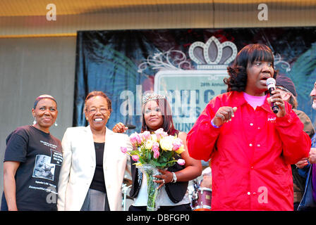 Shemekia Copeland ist von Cookie Taylor geehrt, wie die neue "Königin des Blues" bei der Chicago Blues Festival 2011 Chicago, Illinois - 12.06.11 führt Stockfoto