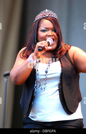 Shemekia Copeland ist von Cookie Taylor geehrt, wie die neue "Königin des Blues" bei der Chicago Blues Festival 2011 Chicago, Illinois - 12.06.11 führt Stockfoto