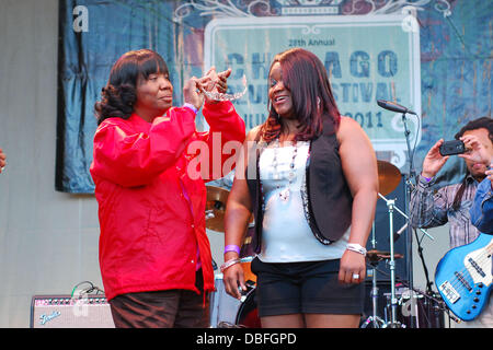 Shemekia Copeland ist von Cookie Taylor geehrt, wie die neue "Königin des Blues" bei der Chicago Blues Festival 2011 Chicago, Illinois - 12.06.11 führt Stockfoto