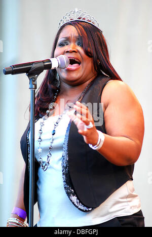 Shemekia Copeland ist von Cookie Taylor geehrt, wie die neue "Königin des Blues" bei der Chicago Blues Festival 2011 Chicago, Illinois - 12.06.11 führt Stockfoto