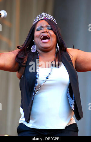 Shemekia Copeland ist von Cookie Taylor geehrt, wie die neue "Königin des Blues" bei der Chicago Blues Festival 2011 Chicago, Illinois - 12.06.11 führt Stockfoto