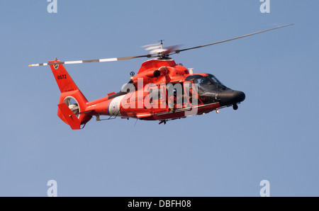 Coast Guard MH-65 Dolphin Helikopter von der Air Station Los Angeles führt Flugbetrieb rund um die Häfen von Los Angeles und Stockfoto