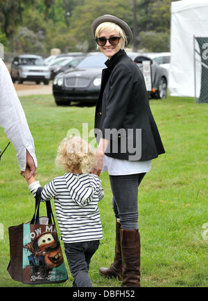 Ashlee Simpson mit ihrem Sohn Bronx 22. jährlichen Zeit für Helden Celebrity Picknick gesponsert von Disney zugunsten der Elizabeth Glaser Pediatric AIDS Foundation veranstaltet am Wadsworth Theater auf dem Veteran Verwaltung Rasen Los Angeles, Kalifornien - 12.06.11 Stockfoto