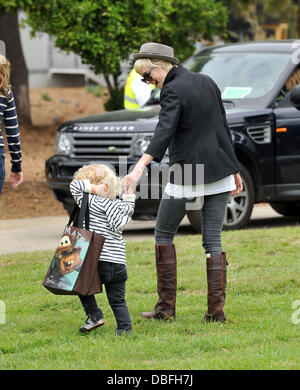 Ashlee Simpson mit ihrem Sohn Bronx 22. jährlichen Zeit für Helden Celebrity Picknick gesponsert von Disney zugunsten der Elizabeth Glaser Pediatric AIDS Foundation veranstaltet am Wadsworth Theater auf dem Veteran Verwaltung Rasen Los Angeles, Kalifornien - 12.06.11 Stockfoto