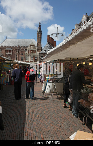 Blick auf den Markt und die St. Bavo Kirche, Haarlem Stockfoto