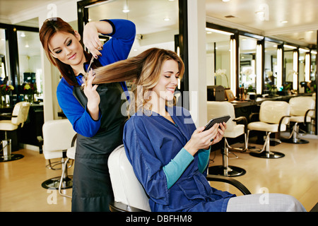 Frau, die Haare schneiden im salon Stockfoto