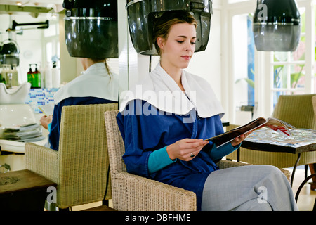 Kaukasische Frau, die Haare im Salon gemacht Stockfoto