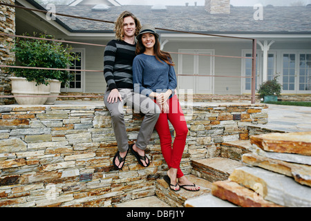 Paar lächelnd zusammen im freien Stockfoto