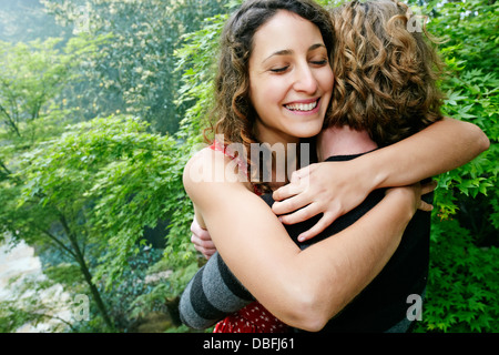 Lächelnde paar umarmt im freien Stockfoto