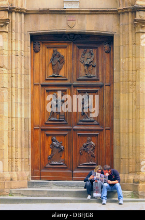 Touristen auf der Suche in Florenz Stadtplan Italien Stockfoto