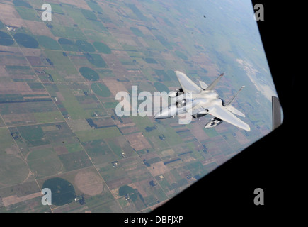 Nach Erhalt der Kraftstoff von einer KC-135 Stratotanker zugewiesen der 22. Air Refueling Wing, McConnell Air Force Base, kan, Manöver eine f-15 Eagle vom 142. Fighter Wing, Air National Guard in Oregon, Portland, Oregon/USA, Weg von dem Boom über Nordost Kans Stockfoto