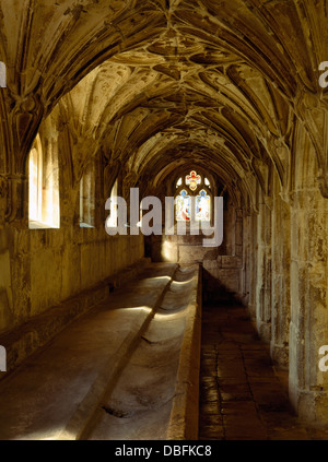 Die Lavatorium (Waschplatz) in der N Fuß von der große Kreuzgang der Kathedrale von Gloucester, England, der ehemaligen Benediktiner-Abtei von St. Peter. Stockfoto