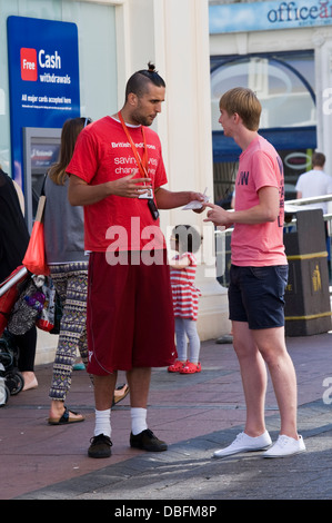 Charity-Spendenaktion für britische Rote Kreuz Geld auf der Straße in Brighton East Sussex England UK Stockfoto