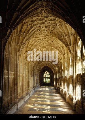 Westen Fuß von der große Kreuzgang (1373-1410) der Kathedrale von Gloucester, England, ehemalige Benediktiner-Abtei von St. Peter. Zeigt frühe Verwendung von Fan-Voltigieren. Stockfoto