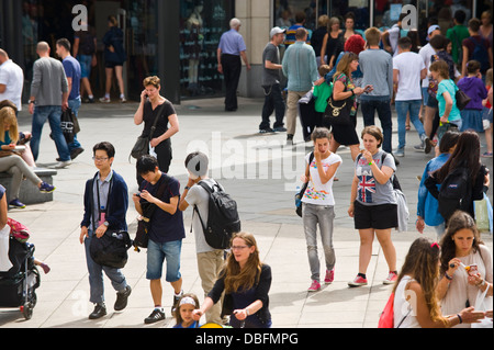 Shopping-Fans und Touristen am Churchill Square in Brighton East Sussex England UK Stockfoto