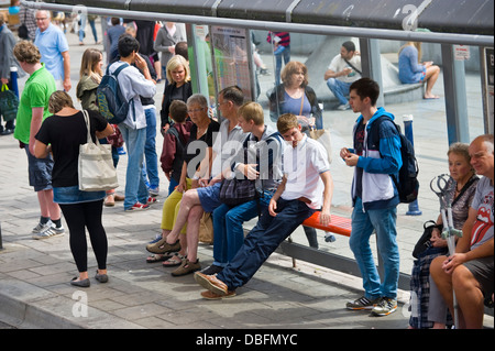 Shopping-Fans und Touristen an Haltestelle auf Churchill Square in Brighton East Sussex England UK Stockfoto