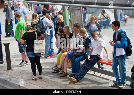 Shopping-Fans und Touristen an Haltestelle auf Churchill Square in Brighton East Sussex England UK Stockfoto