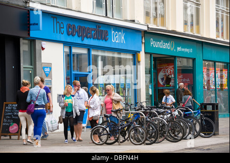 Die Co-operative Bank neben Poundland in Brighton East Sussex England UK Stockfoto