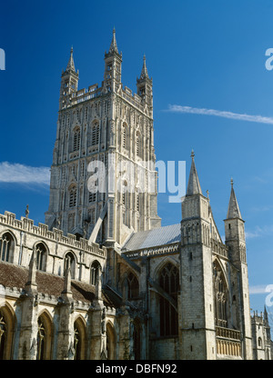 Senkrechte Mittelturm (c 1450) und Norman S Querschiff Türmchen der Gloucester Cathedral, England, der ehemaligen Benediktiner-Abtei von St. Peter. Stockfoto