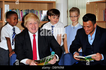 Boris Johnson und Peter Andre starten eine neue Alphabetisierungsprojekt, organisiert von der National Literacy Trust in Botwell Bibliothek Middlesex, England - 14.06.11 Stockfoto