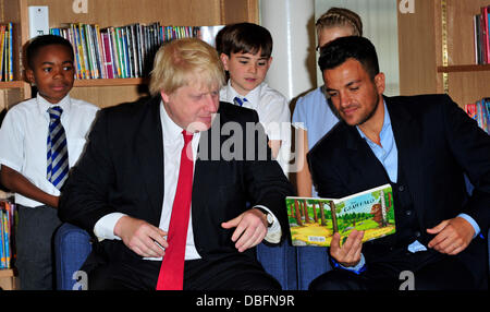 Boris Johnson und Peter Andre starten eine neue Alphabetisierungsprojekt, organisiert von der National Literacy Trust in Botwell Bibliothek Middlesex, England - 14.06.11 Stockfoto