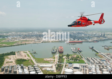 Coast Guard Air Station Houston Besatzungsmitglieder leiten einen Trainingsflug über Houston Ship Channel an Bord ein MH - 65D Dolphin-Helikopter 25. Juli 2013. Stockfoto