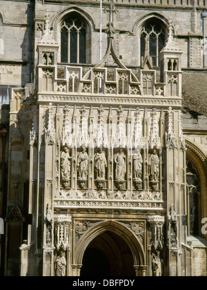 Stein Figuren in überdachten Nischen auf das Südportal der Kathedrale von Gloucester, England, der ehemalige Benediktiner Abtei St. Peter. Stockfoto