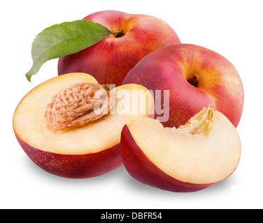 Ganze Frische Nektarinen am Ende die Hälfte mit grünen Blättern auf weißem Hintergrund. Clipping-Pfad Stockfoto