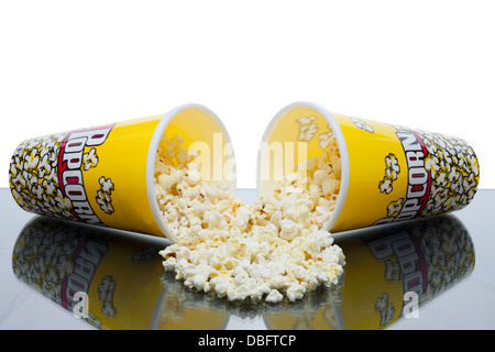 zwei Tassen verschüttetes popcorn Stockfoto