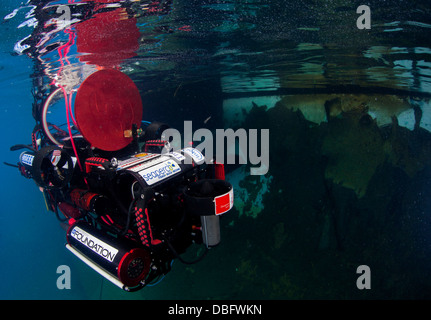 Ein autonomes Unterwasserfahrzeug (AUV) gebaut von Studenten der Cornell Universität bereitet zum Navigieren durch ein Hindernis-cours Stockfoto