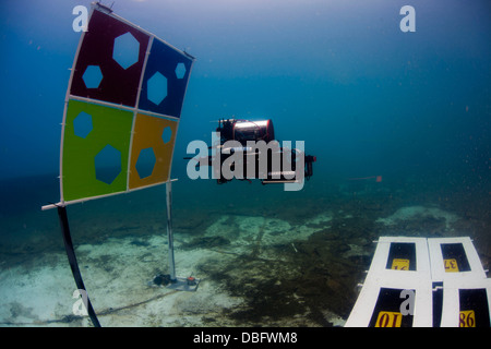 Ein autonomes Unterwasserfahrzeug (AUV) gebaut von Studenten der Cornell Universität navigiert durch ein Hindernis-Parcours am Wandler-Evaluierungscenter schalltoten Pool während RoboSub 2013. RoboSub 2013 ist eine jährliche Veranstaltung, Co-Sponsor des Vereins Stockfoto