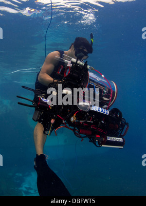 Navy Diver 2. Klasse Andrew Bui, mit Raum und Naval Warfare Systems Center Pacific, erholt sich ein autonomes Unterwasserfahrzeug Stockfoto