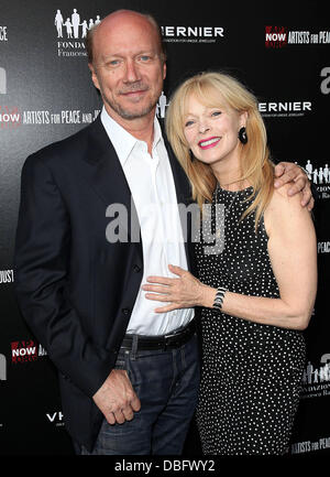 Paul Haggis und Frances Fisher VHERNIER und Künstler für Frieden & Gerechtigkeit "Ein Ring, ein Kind in Haiti zu erziehen" Launch Event Beverly Hills, Kalifornien - 15.06.11 Stockfoto