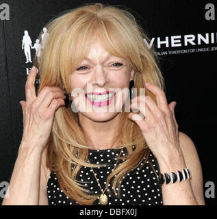 Frances Fisher VHERNIER und Künstler für Frieden & Gerechtigkeit "Ein Ring, ein Kind in Haiti zu erziehen" Launch Event Beverly Hills, Kalifornien - 15.06.11 Stockfoto