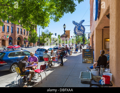 Straßencafé an der Main Street in der Innenstadt von Bozeman, Montana, USA Stockfoto