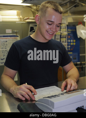 US Navy Rumpf Maintenance Technician 3. Klasse George Weckman Schweißnähte an Bord des Flugzeugträgers USS Nimitz (CVN-68) 25 Juli 20 Stockfoto