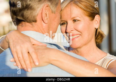 Kaukasische paar umarmt im freien Stockfoto