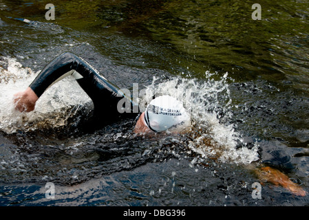 Ein Schwimmer-Training für einen Triathlon im Fluss. Stockfoto