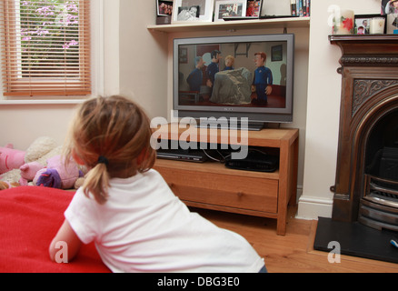 3 Jahre alten Glotze Süchtigen Stockfoto