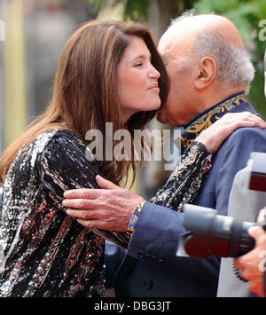 Gemma Arterton und Mohamed Al - Fayed bei Harrods Sommer Verkauf London, England-18.06.11 Stockfoto