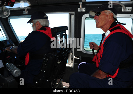 Coast Guard Auxiliarist Steve Swain und Ray Walty beide qualifiziert Boot Besatzungsmitglieder auf 25 Fuß Antwort Boot-Small bei Coast Guard Station Sackets Harbor, New York, patrouillieren ihr Aufgabenbereich in Ontario-See in der Nähe von Sackets Harbor, N.Y., Stockfoto