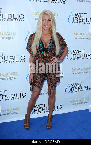 Crystal Harris "Runaway Bride" Crystal Harris Partys im Wet Republic im MGM Grand Resort and Casino-Las Vegas-Las Vegas, Nevada - 18.06.11 Stockfoto