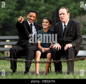 Will Smith und Tommy Lee Jones gelten schießen auf Position für "Men In Black 3" am Battery Park in New York City New York City, USA - 18.06.11 Stockfoto