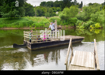 Hampton Loade Fußgängerzone Kabel ferry in Aktion am Fluss Severn Shropshire, anstrengenden Überführung Passagiere über den Fluss Severn Stockfoto