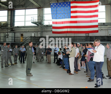 Zentrum, Oberst David Cox, 100. Air Refueling Wing stellvertretender Kommandant, spricht zu Mitgliedern der Medien und Tail Spotter-Community während einer Medien-Tages-Veranstaltung 26. Juli 2013, Hangar 539 auf RAF Mildenhall, England. Während der Veranstaltung, Cox und mehrere 352. spezielle O Stockfoto